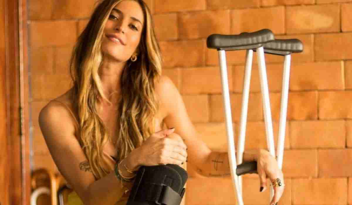Maria Joana surge de muletas após cirurgia: ‘minha nova parceira’ (Foto: Reprodução/Instagram)