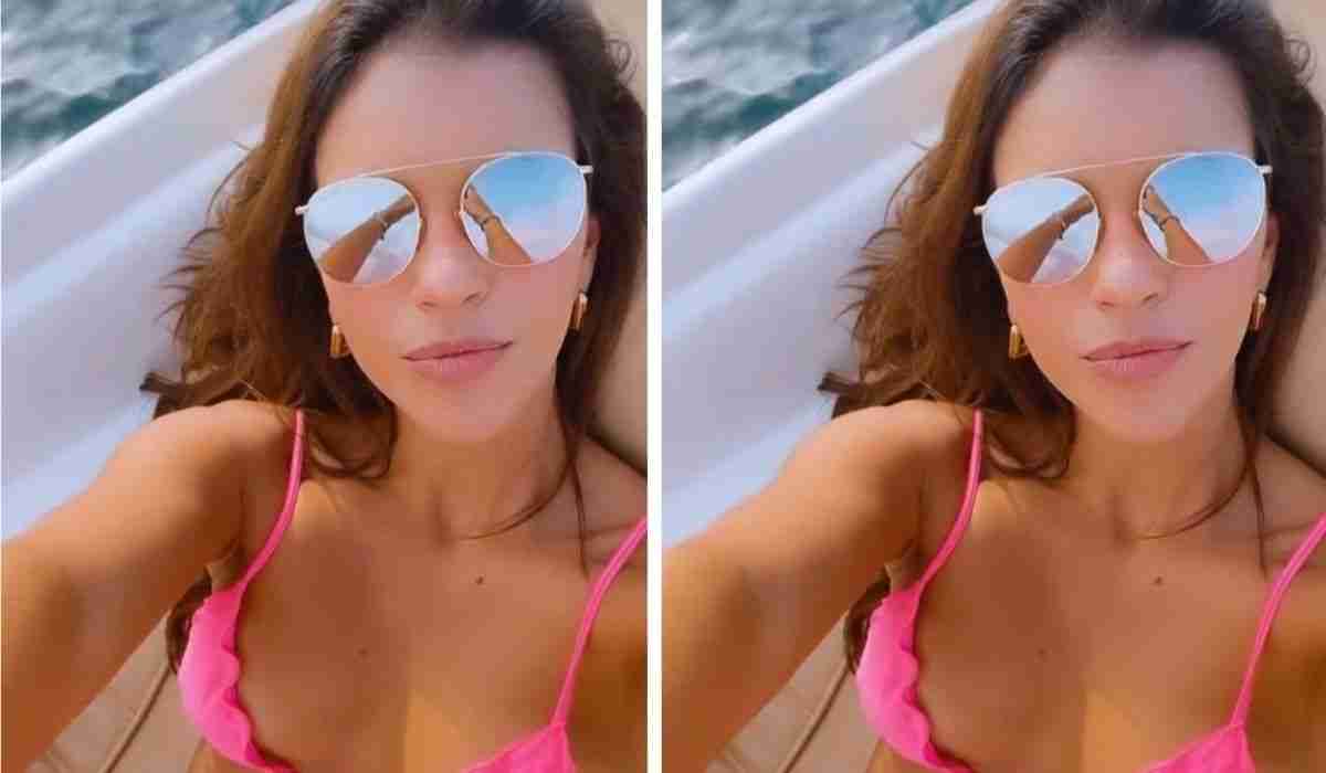 Mariana Rios posa em passeio de barco usando biquíni pink e óculos (Foto: Reprodução/Instagram)