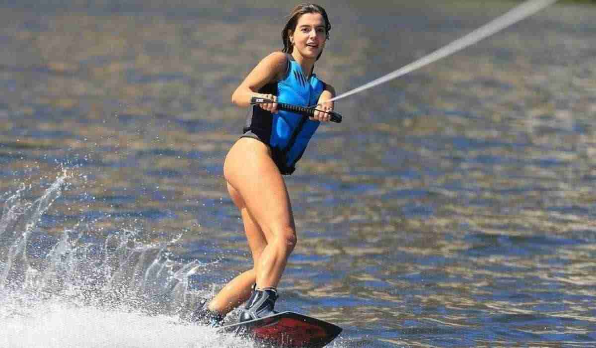 Giovanna Lancellotti posa praticando wakeboard: ‘começar a semana bem’ (Foto: Reprodução/Instagram)