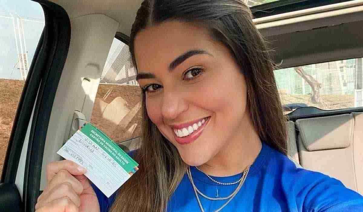 Grávida, Vivian Amorim toma vacina contra covid-19: ‘esperança e fé’ (Foto: Reprodução/Instagram)