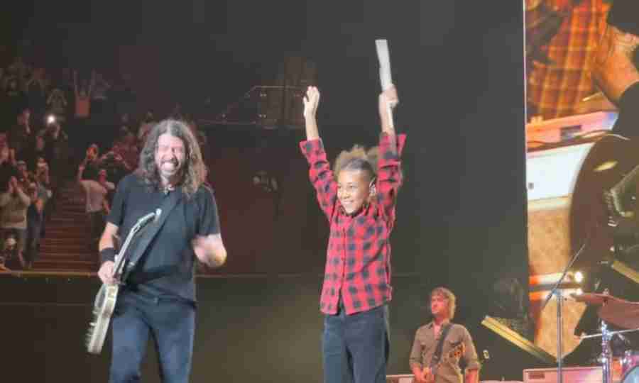 Baterista de 11 anos que desafiava Dave Grohl na internet toca em show do Foo Fighters