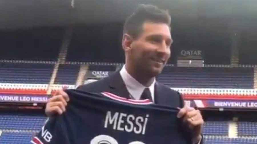 Lionel Messi é recebido como herói na França após acertar com o PSG. Foto: Reprodução Twitter