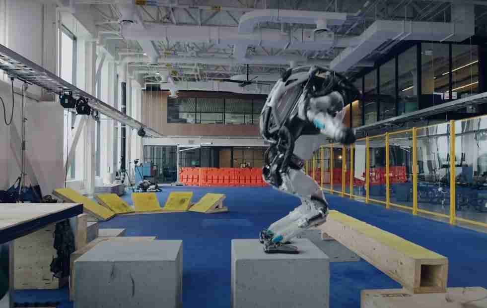 Robôs da Boston Dynamics praticam parkour em vídeo