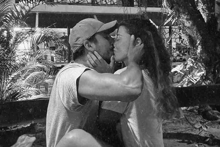 Gabriela Pugliesi compartilha cliques beijando o namorado, Túlio Dek (Foto: Reprodução/Instagram)