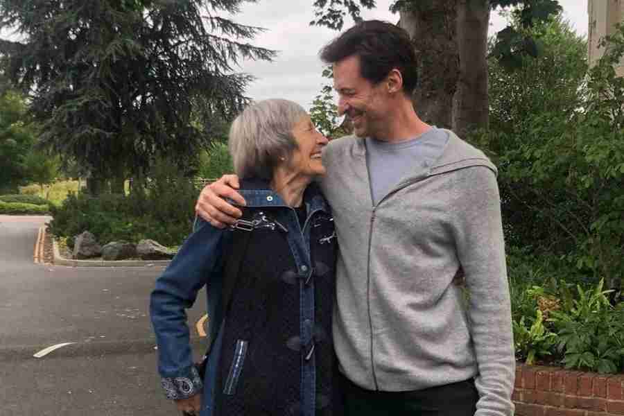 Hugh Jackman posta foto com a mãe que o abandonou na infância (Foto: Reprodução/Instagram)