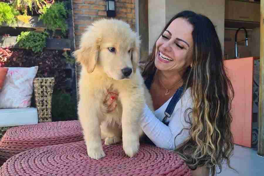 Viviane Araújo posa com o cachorro de estimação e se derrete: “Mãe de pet” (Foto: Reprodução/Instagram)