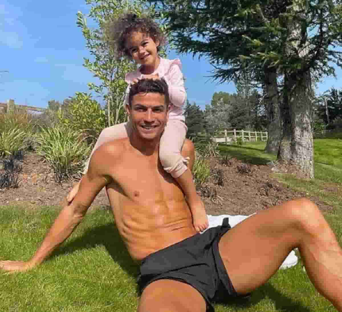 Cristiano Ronaldo posa com a filha em mansão na Inglaterra. Foto: Reprodução/Instagram