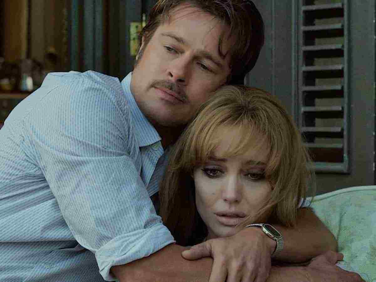 Brad Pitt como Roland consolando Angelina Jolie Pitt como Vanessa em “By the Sea”, dirigido por Jolie Pitt. Foto: Divulgação/Universal Pictures