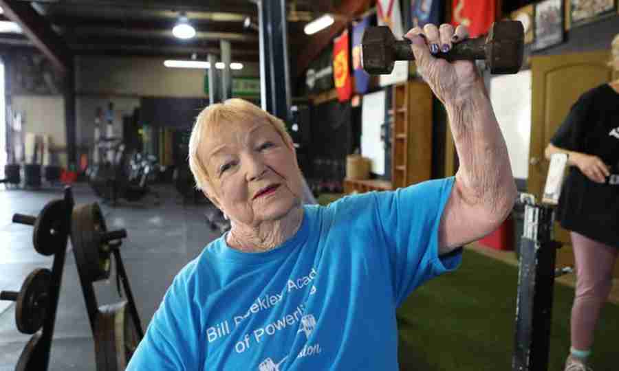 Conheça a mulher de 100 anos que é atleta de levantamento de peso