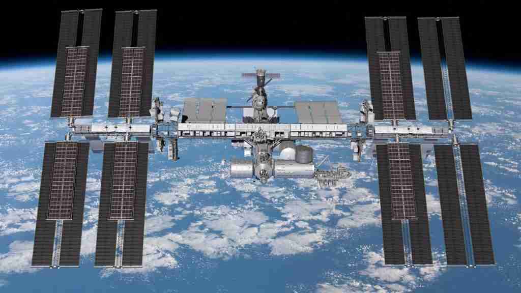 Cosmonautas encontram novas rachaduras na ISS