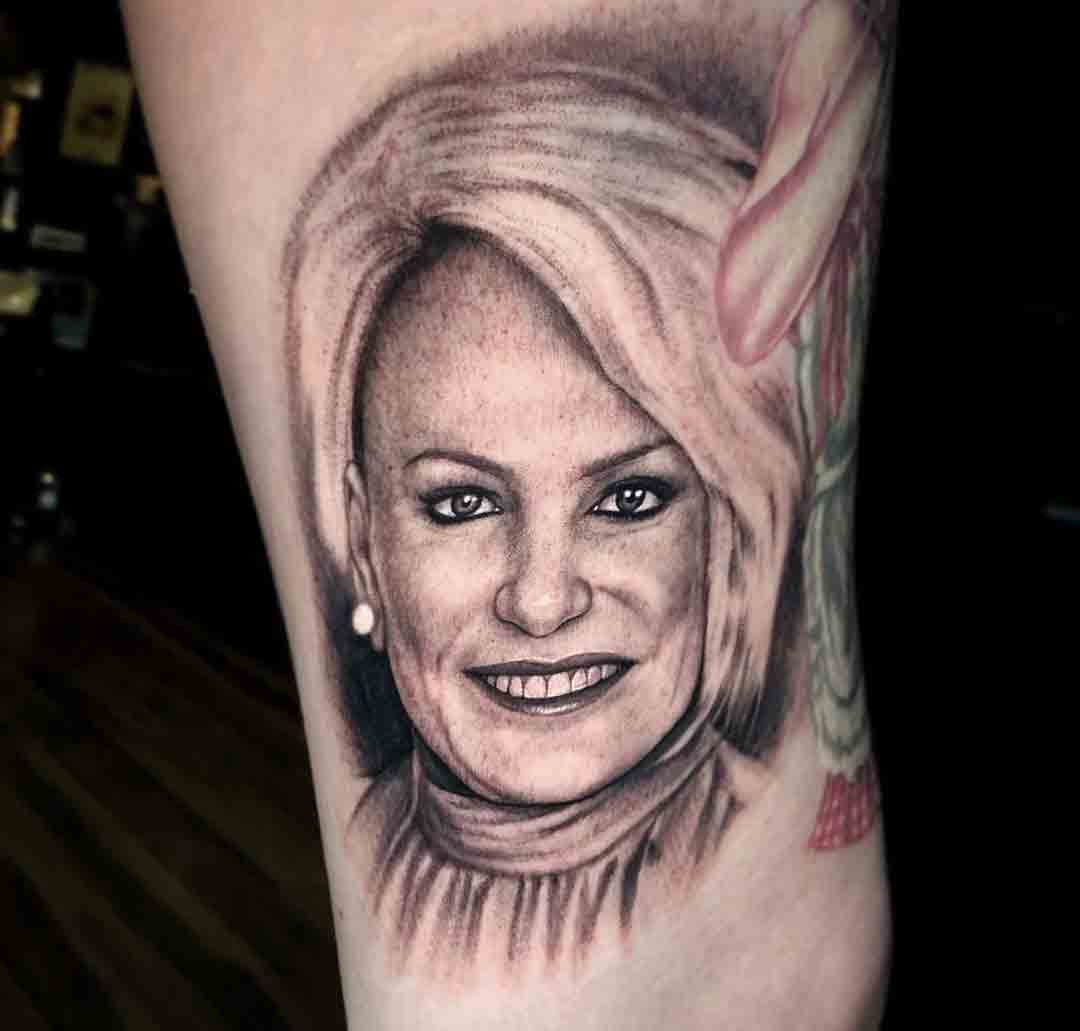 Fã tatua rosto de Ana Maria Braga na perna. Foto: Reprodução Instagram