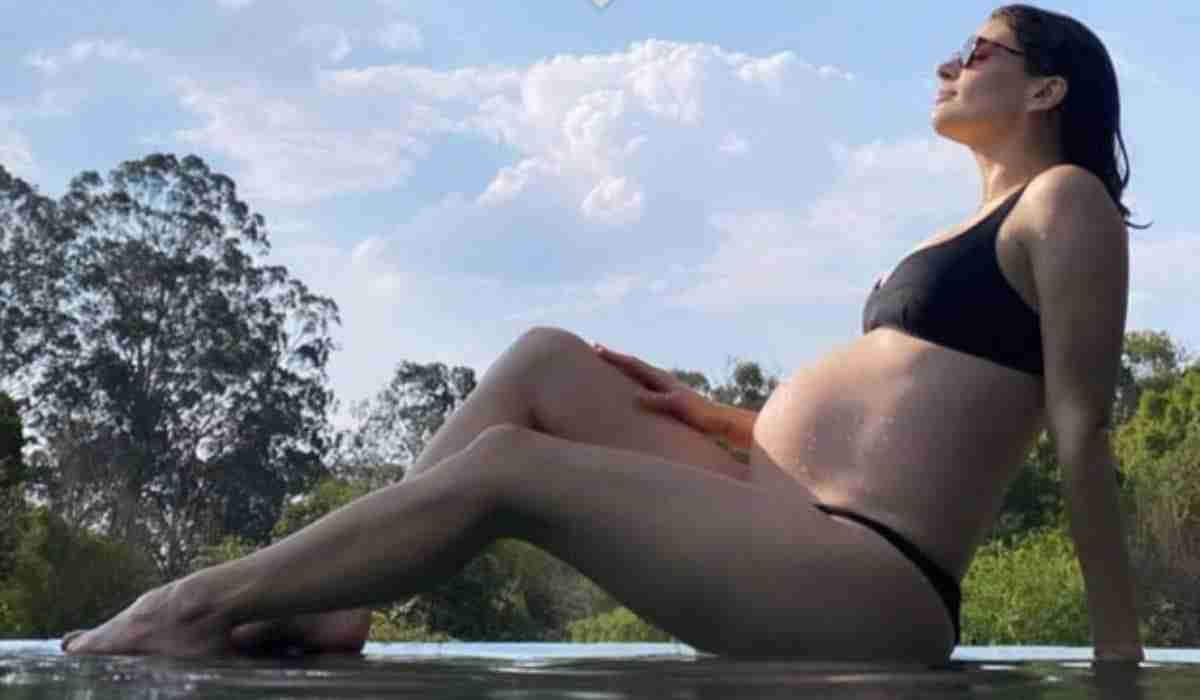 Monica Benini posa de biquíni exibindo barrigão da reta final da gravidez (Foto: Reprodução/Instagram)