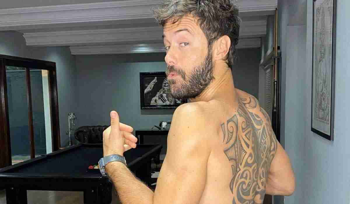Kayky Brito posa sem camisa exibindo nova tatuagem nas costas (Foto: Reprodução/Instagram)