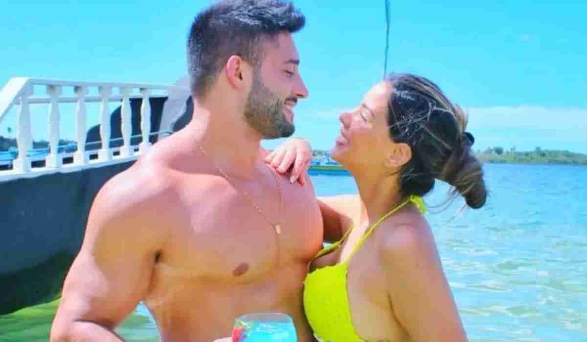 Ivy Moraes se declara ao namorado com cliques na praia: ‘eu te amo’ (Foto: Reprodução/Instagram)
