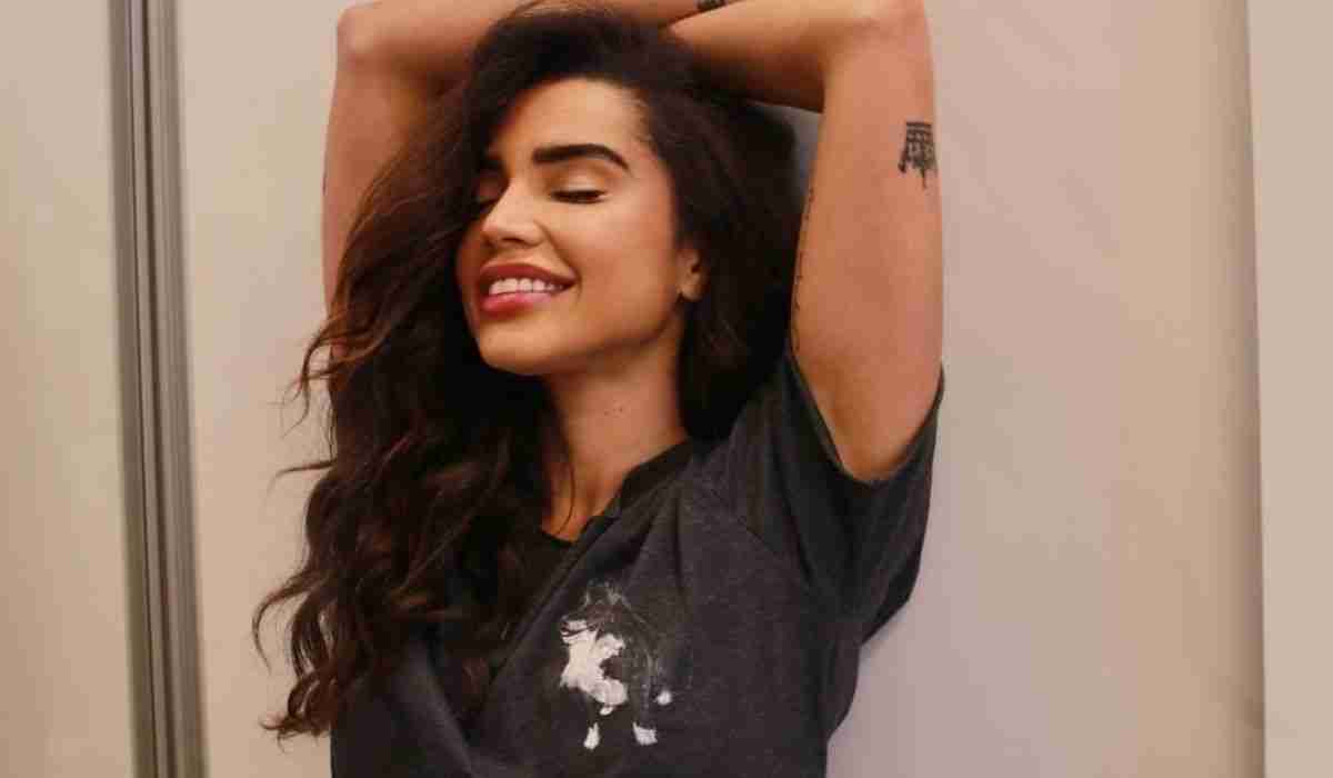 Paula Amorim posa apenas de camiseta e exibe tatuagem discreta Paula Amorim posa apenas de camiseta e exibe tatuagem discreta (Foto: Reprodução/Instagram)