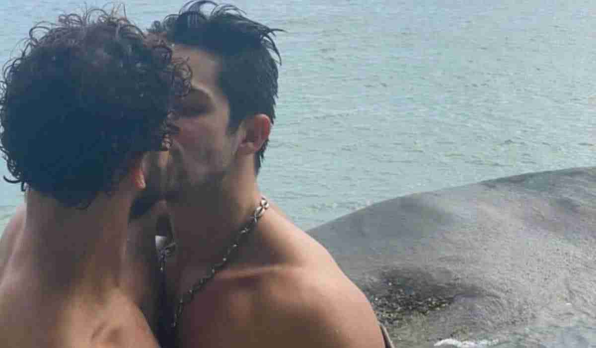 Igor Cosso perde seguidores após clique beijando o namorado: ‘normalizem o afeto’ (Foto: Reprodução/Instagram)