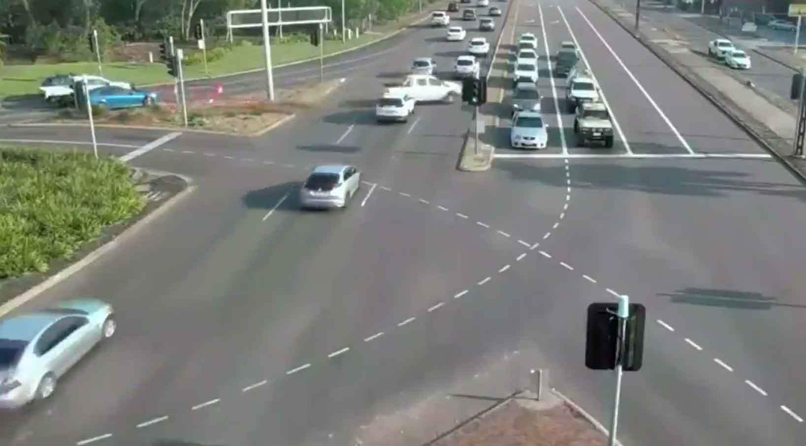 Picape fora de controle atravessa nove pistas em rodovia cheia de carros; veja o vídeo. Foto: Reprodução Twitter