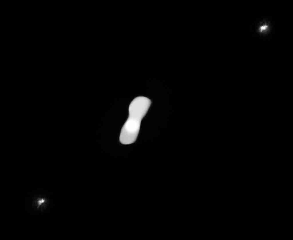 Fotos inéditas revelam detalhes de asteroide em forma de “osso de cachorro”