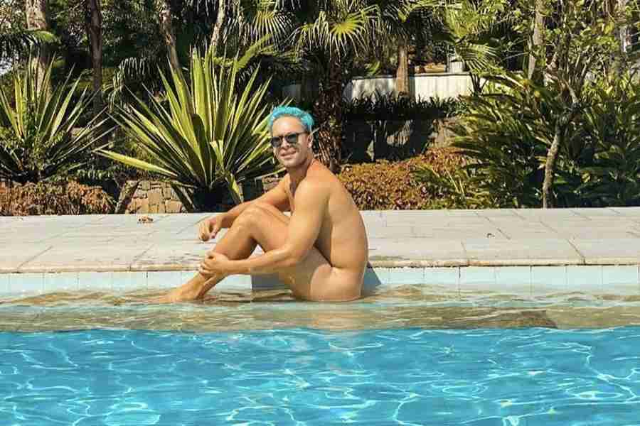 Rainer Cadete posa nu em piscina e ganha elogios: “Parece uma pintura” (Foto: Reprodução/Instagram)
