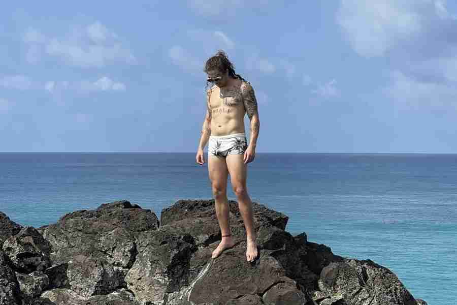 Whindersson exibe corpo malhado para dia de praia em Noronha (Foto: Reprodução/Instagram)