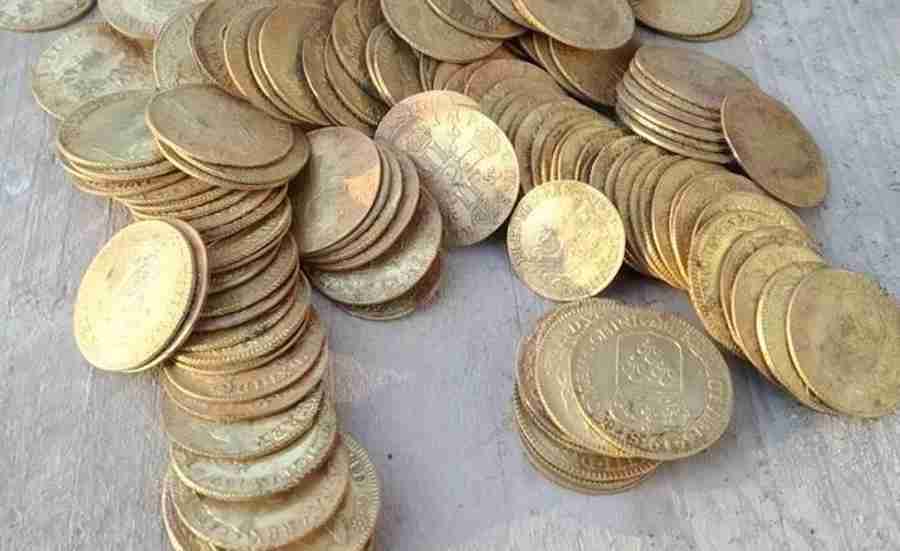 Operários encontram tesouro de 239 moedas de ouro em reforma de mansão