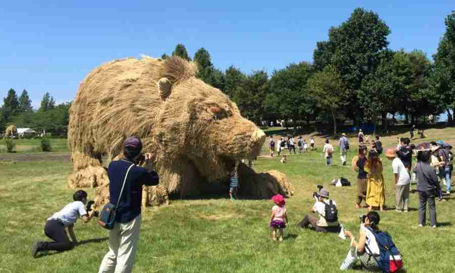 Japoneses criam obras gigantes de palha de arroz em festival anual