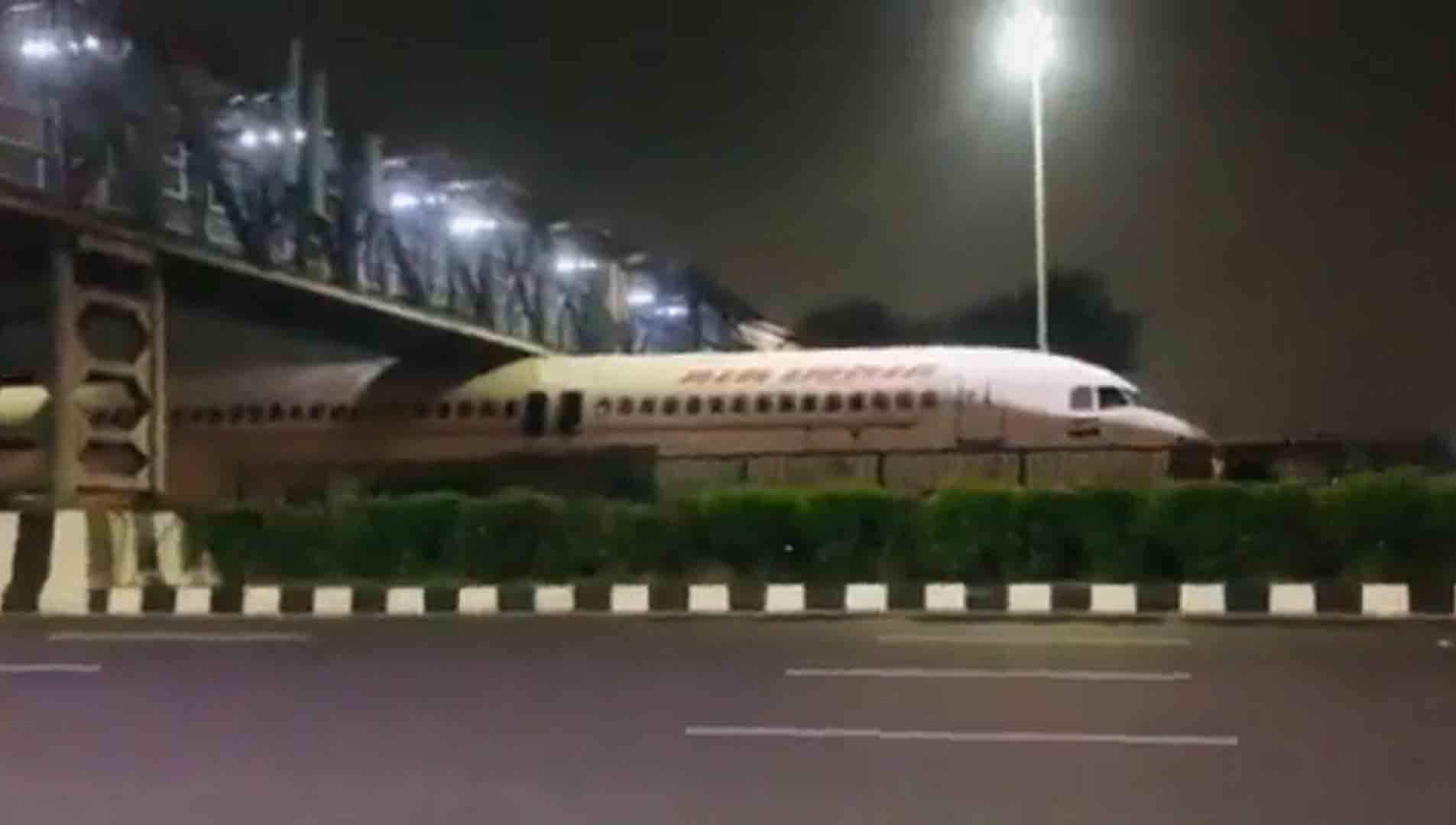 Vídeo de avião preso sob ponte, viraliza nas redes sociais. Foto: Reprodução Twitter