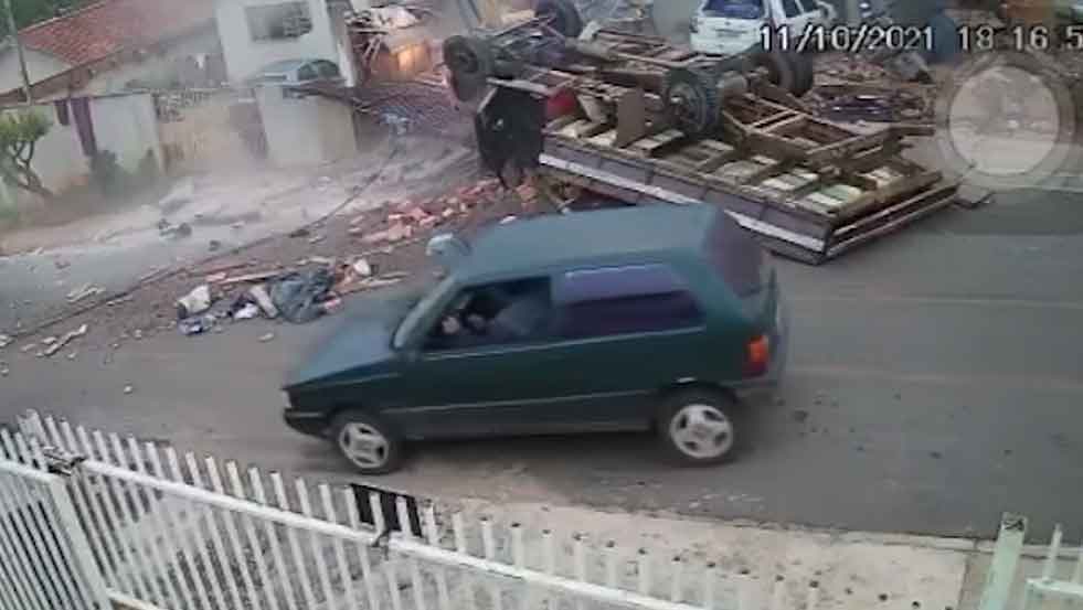 Caminhão sem freio bate em muro e deixa três crianças soterradas no PR; veja o vídeo. Foto: Reprodução Youtube