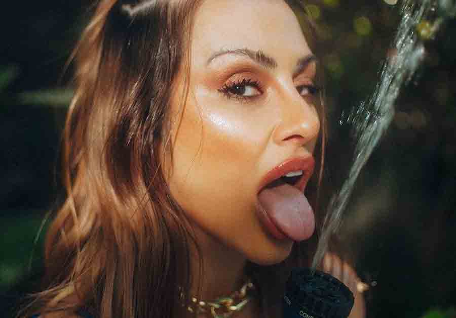 Cleo Pires provoca seguidores em fotos sensuais brincando com mangueira . Foto: Reprodução Instagram