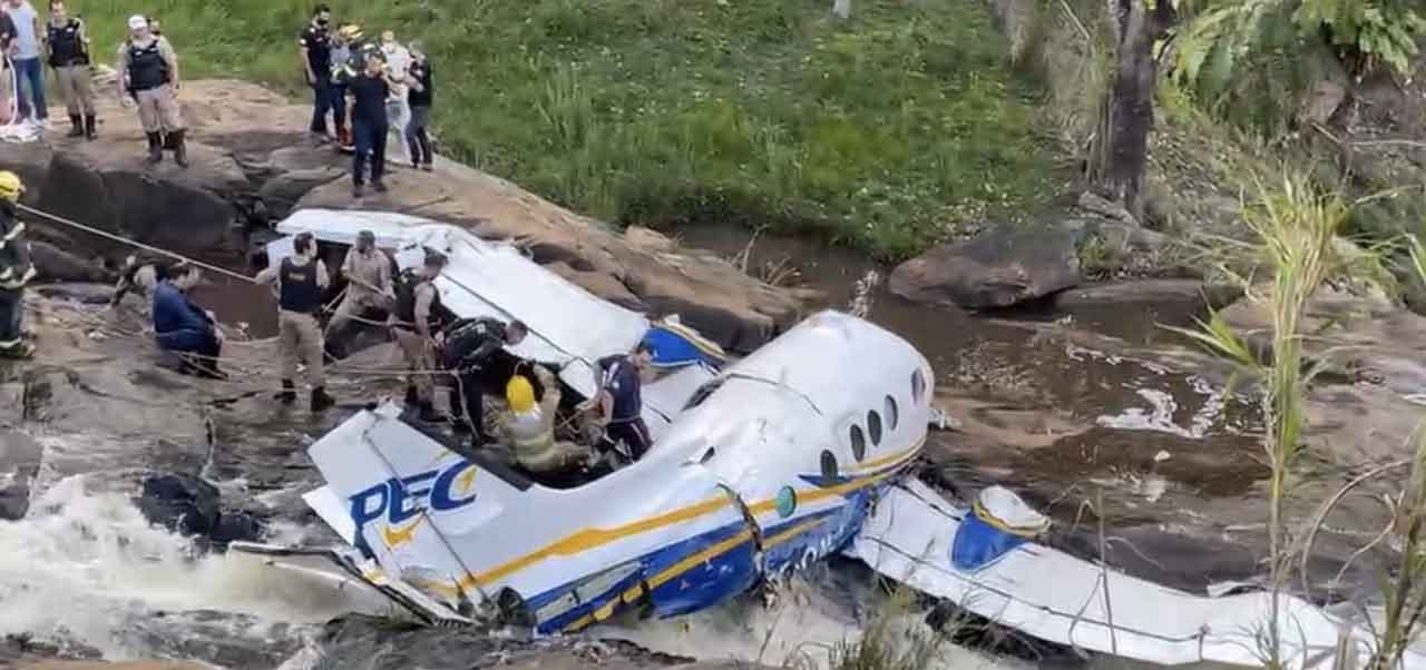 Avião com Marília Mendonça cai perto de cachoeira na serra de Caratinga em MG