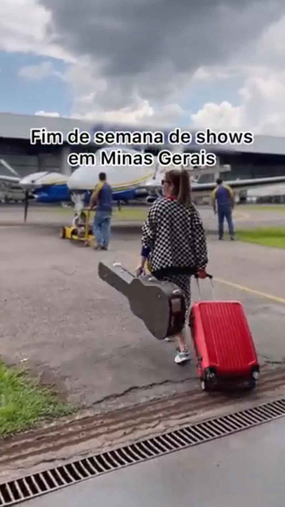 Marília Mendonça potou um vídeo no qual ia em direção a avião. Foto: Reprodução/Twitter/MariliaMReal
