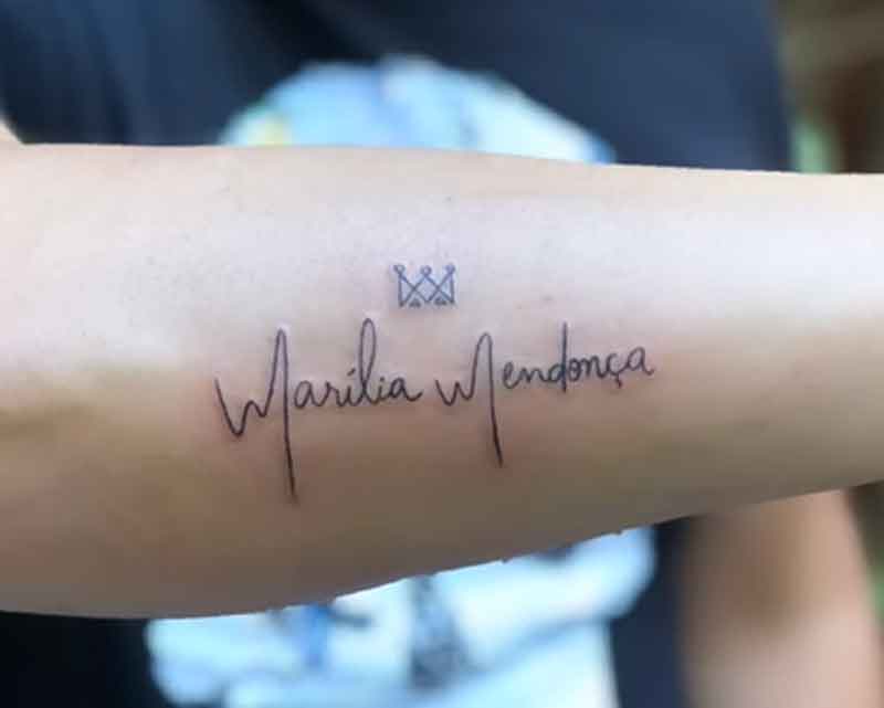 Maquiador de Marília Mendonça tatua nome de cantora no corpo. Foto: Reprodução Instagram