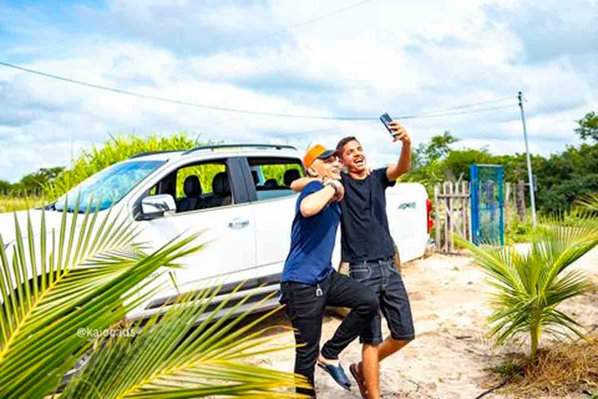 Cantor de forró dá pickup de R$ 265 mil para sanfoneiro de sua banda. Foto: Reprodução Instagram