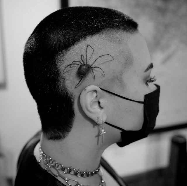Demi Lovato mostra nova tatuagem que fez na cabeça