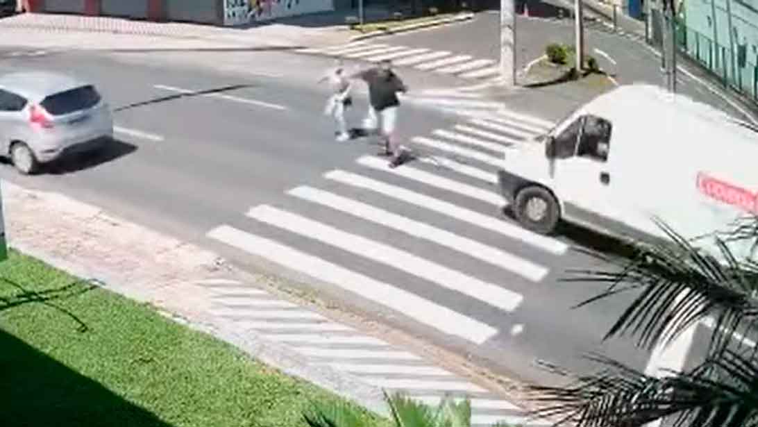 magens fortes: vídeo mostra homem e filha de 19 anos sendo atropelados na faixa de pedestre. Foto: Reprodução Youtube