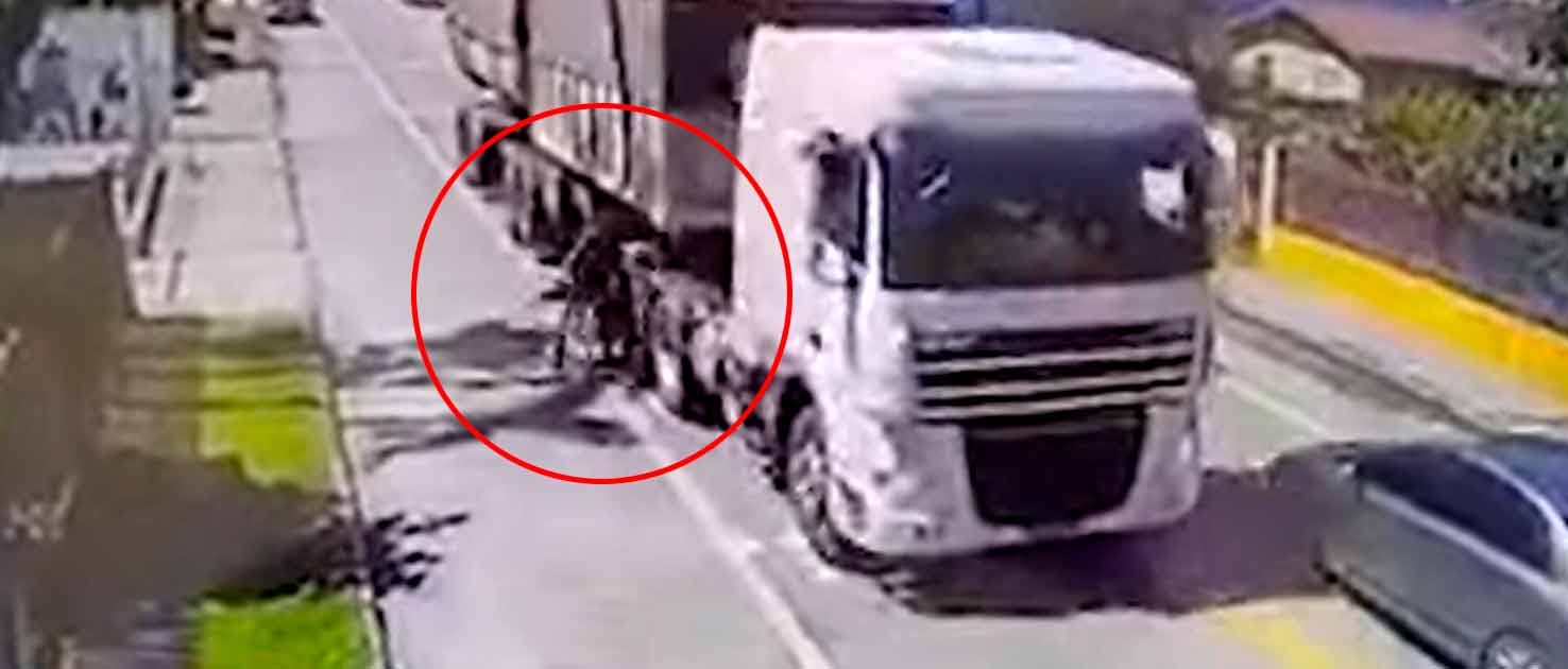 Vídeo: Ciclista escapa da morte após ser atropelado por caminhão . Foto: Reprodução Youtube