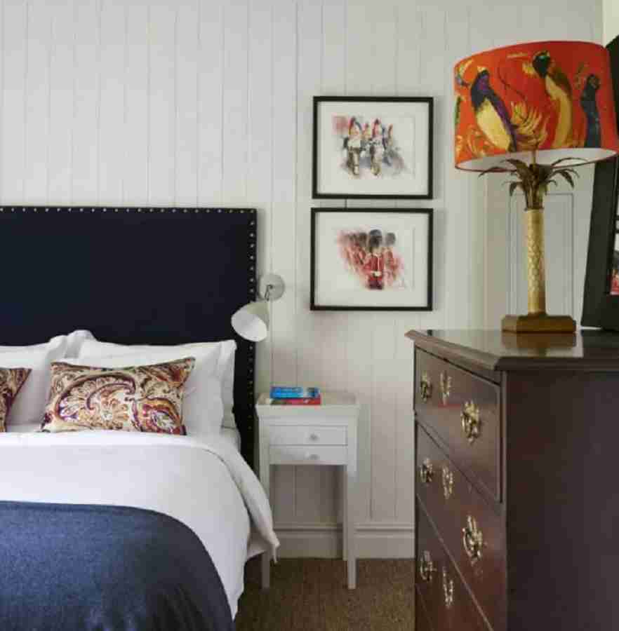 Nunca coloque sua cama na parede da porta. Descubra como melhorar o sono mudando o layout do quarto!