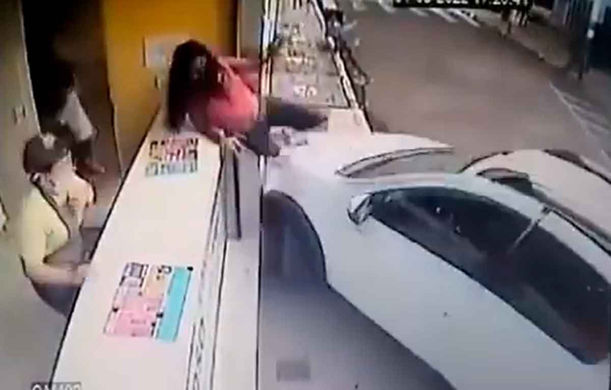 Jovem escapa de atropelamento subindo em capô de carro que a atingiu; veja o vídeo. Foto: Reprodução Facebook