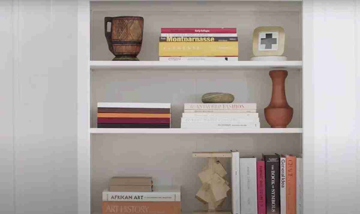 4 dicas de ouro de como decorar uma estante de livros