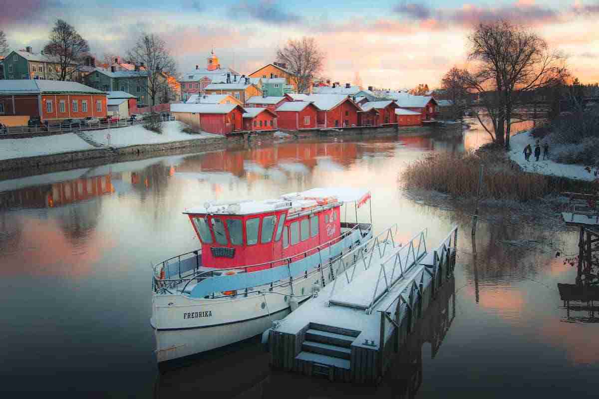 Cidade de Porvoo, na Finlândia, país que ficou no topo da lista dos países mais felizes do mundo. Foto: Paul Theodor Oja/ Pexels