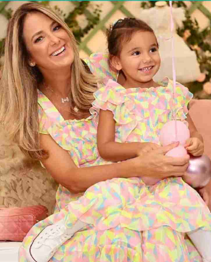Ticiane Pinheiro combina look com a filha e posa com bolsa de grife de R$ 26 mil: ‘gêmeas’
