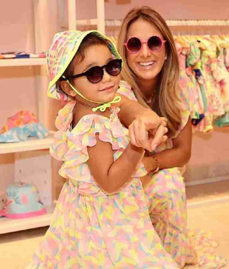 Ticiane Pinheiro combina look com a filha e posa com bolsa de grife de R$ 26 mil: ‘gêmeas’