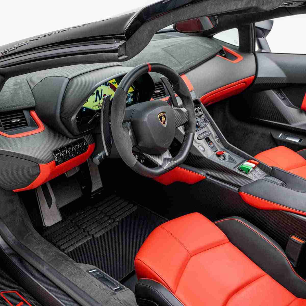 O primeiro e único Lamborghini Veneno Roadster do mundo está à venda. Saiba detalhes!