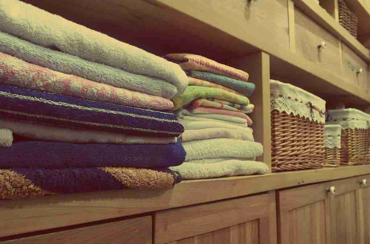 Quantas toalhas você precisa ter por pessoa em casa, de acordo com especialistas