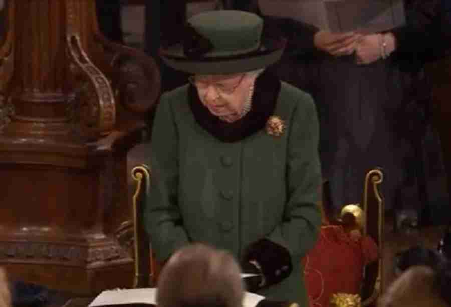 Aparição da Rainha Elizabeth em homenagem ao falecido marido. Foto: Reprodução/ Youtube