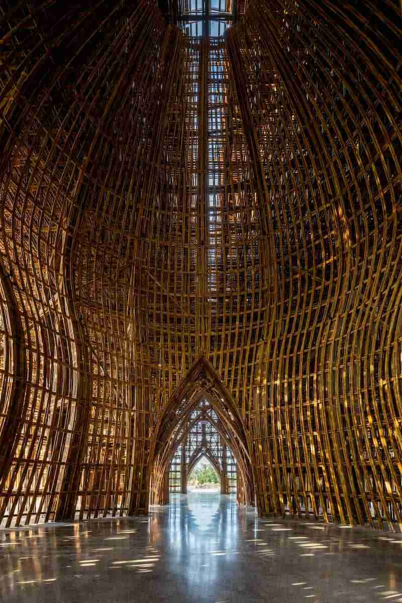 Centro de boas-vindas em resort no Vietnã é feito com 42 mil hastes de bambu. Confira!