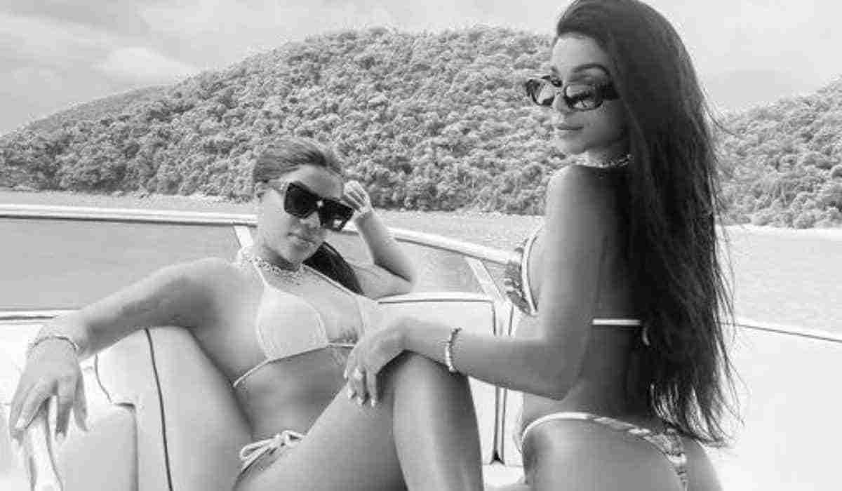 Ludmilla posa com Brunna Gonçalves em passeio de barco: ‘preferida’ (Foto: Reprodução/Twitter)