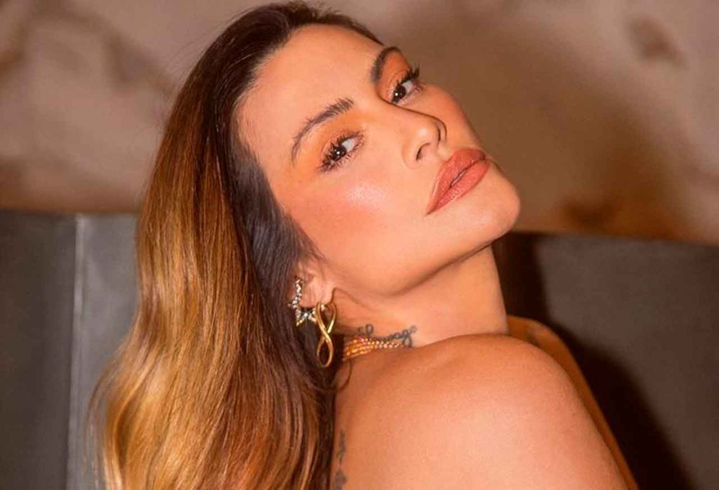 Sem lingerie por baixo, Cleo posa com vestido totalmente transparente. Foto: Reprodução Instagram