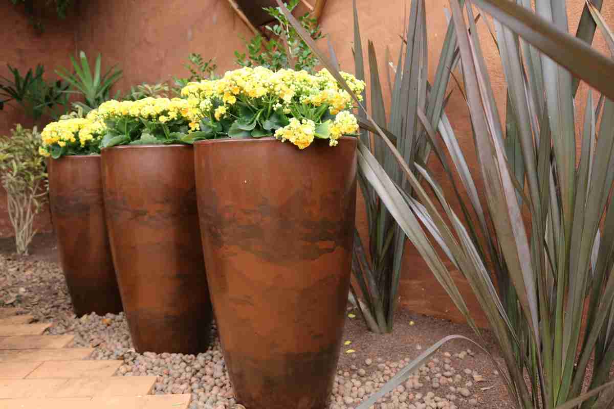 Vida no décor: vasos em tons terrosos em composição com flores coloridas| Divulgação Vasart