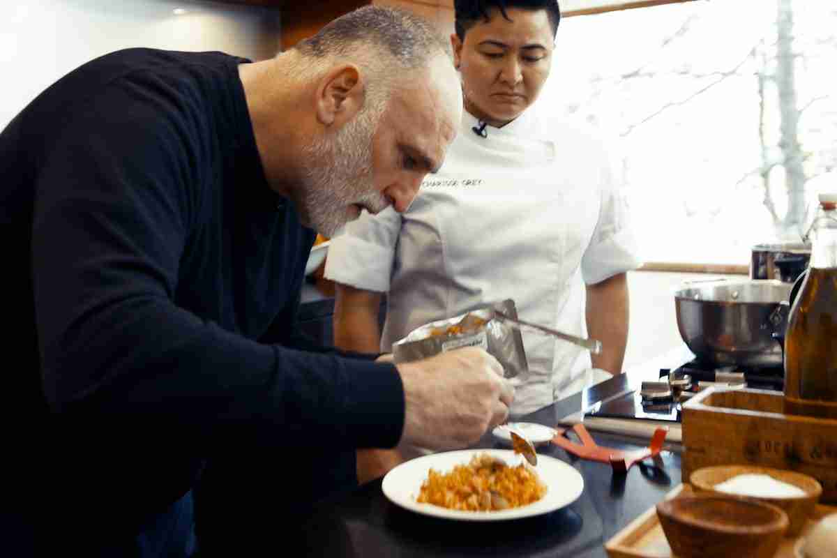 Chef espanhol José Andrés desenvolve paella para enviar para os astronautas. Fotos: Divulgação/ ThinkFoodGroup